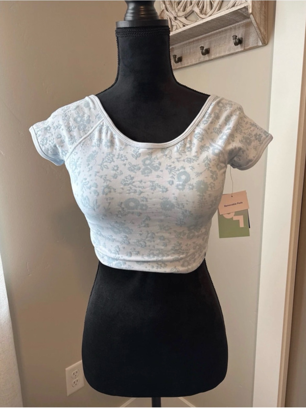 NWT Joy Lab Cropped Fit Seamless Tee w/ built in shelf bra